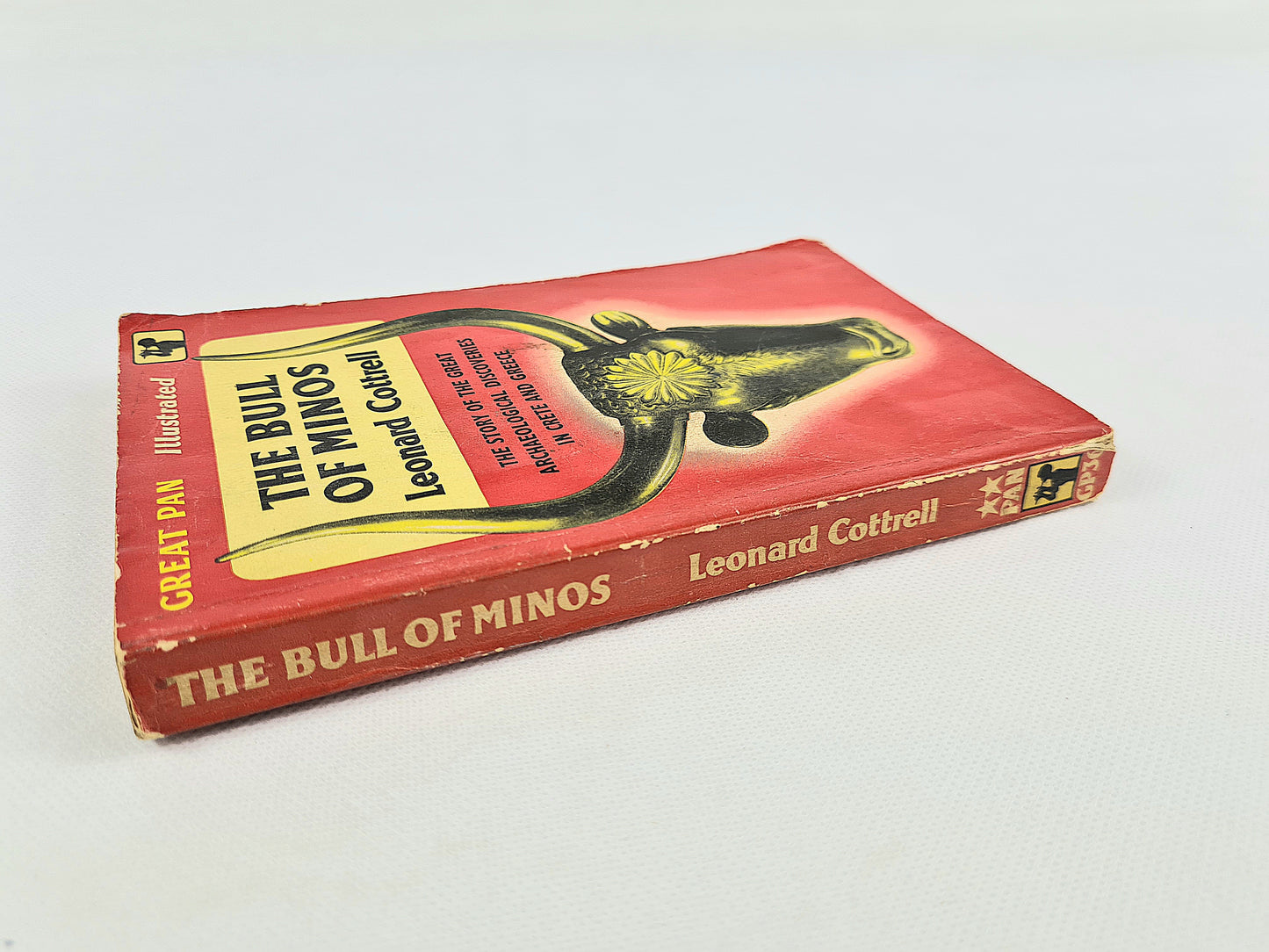 The Bull Of Minos by Leonard Cottrell. Vintage Pan Books GP36. Vintage Paperbacks